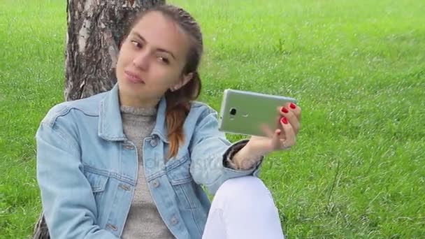 Girl Shoots Herself In The Park. Selfie - Materiał filmowy, wideo