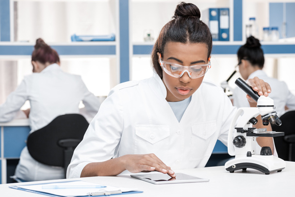 scientist working in chemical lab     - Foto, Imagen