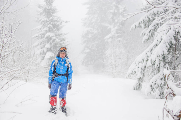 冬の森でのハイキング観光女の子 - 写真・画像