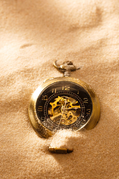 Zegarek kieszonkowy w piasku na plaży - Zdjęcie, obraz