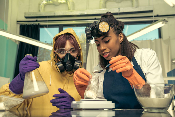 a nők előkészítése a kábítószer-laboratórium - Fotó, kép