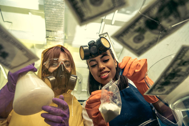 研究室で薬を準備する女性 - 写真・画像