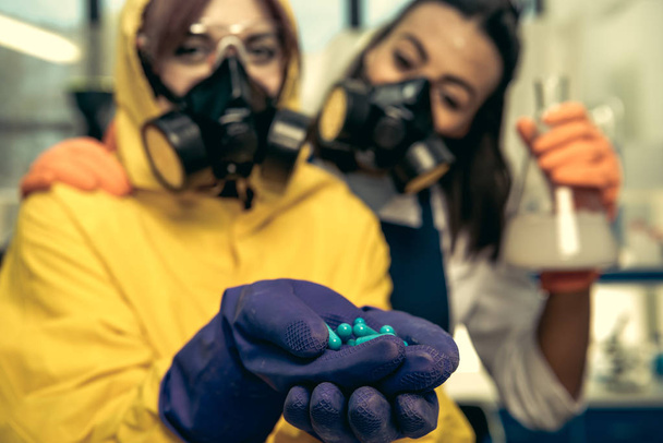 naiskemistit tieteellisessä laboratoriossa huumeiden kanssa
 - Valokuva, kuva