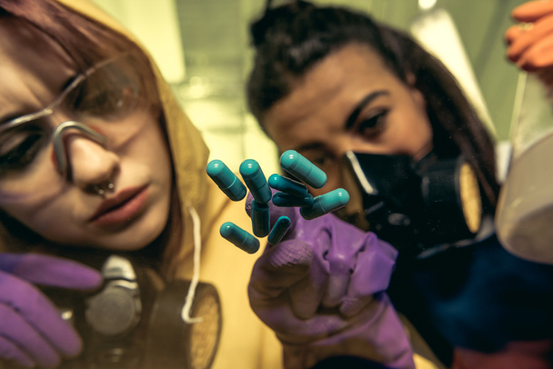 naiskemistit tieteellisessä laboratoriossa huumeiden kanssa
 - Valokuva, kuva