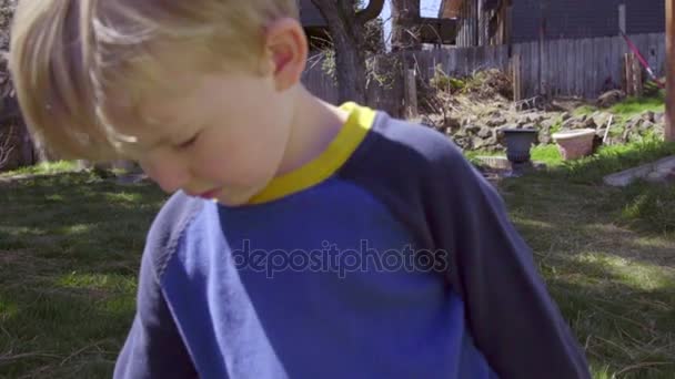 niedlicher kleiner Junge bläst Blasen - Filmmaterial, Video