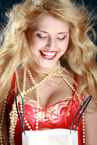 Beautiful surprised blonde with a gift - Foto, Bild