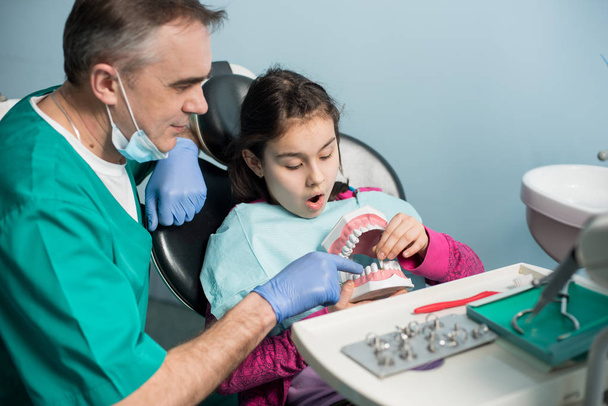 Dentista pediatrico e paziente ragazza
 - Foto, immagini