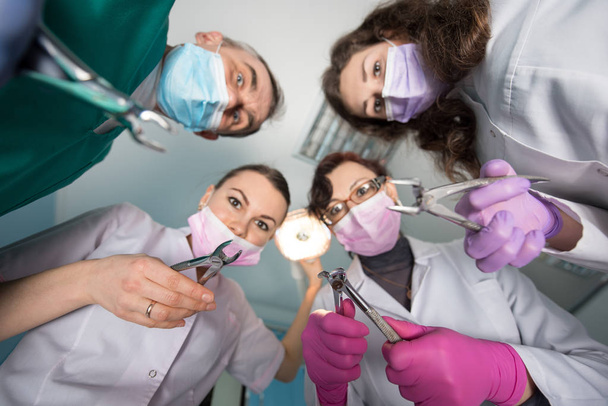 Equipo dental profesional
  - Foto, Imagen