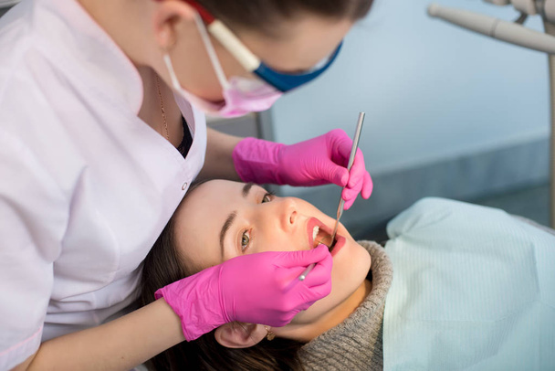 Female dentist treating patient teeth  - Foto, immagini