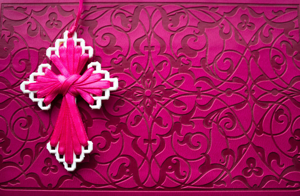 Biblia rosa con cruz rosa hecha a mano
 - Foto, imagen