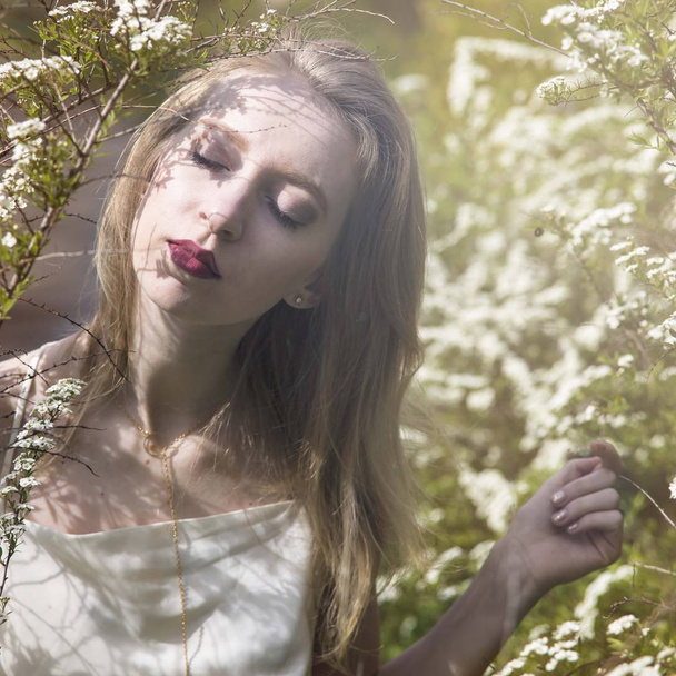 Spring Outfit cipolla ragazza con i capelli biondi in giardino
 - Foto, immagini