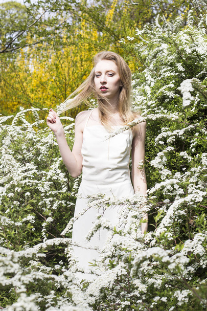 Bahçede sarışın saçlı bahar kıyafet kız soğan - Fotoğraf, Görsel