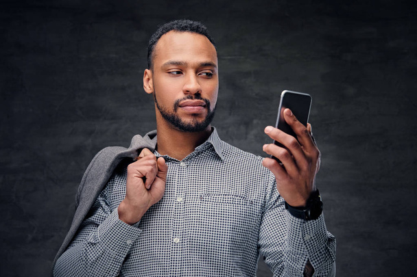 Nero uomo americano detiene uno smartphone
 - Foto, immagini