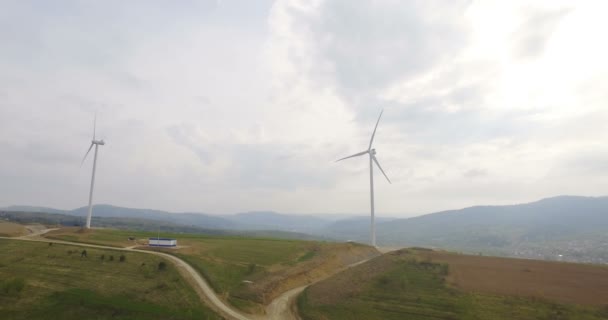 Légi drone nézet a szélturbina, szélmalom, energia-termelés a hegyek - Felvétel, videó