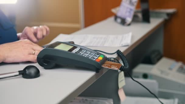 Bezahlen mit Kreditkarte - Terminal im Geschäft, Nahaufnahme - Filmmaterial, Video