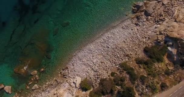 plano aéreo, hermoso mar paradisíaco transparente y piedras blancas en la orilla en la isla de Elba en Italia, 4K
 - Metraje, vídeo