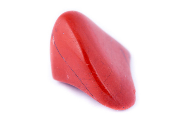 macro pedra jaspe vermelha, close-up em um fundo branco
 - Foto, Imagem