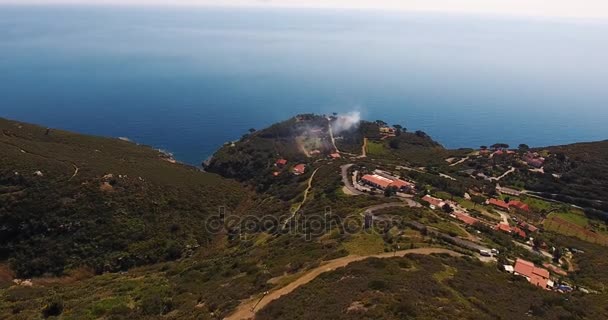  Luchtfoto van een prachtig groene Elba eiland met haar prachtige paradijselijke zee in Toscane, Italië, 4k - Video