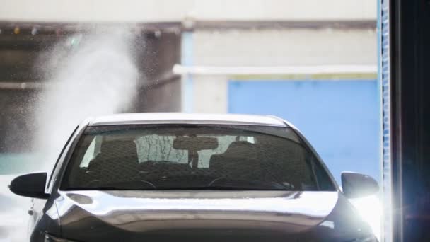 Corpo de lavagem do carro de classe executiva nas cuds por mangueiras de água
 - Filmagem, Vídeo