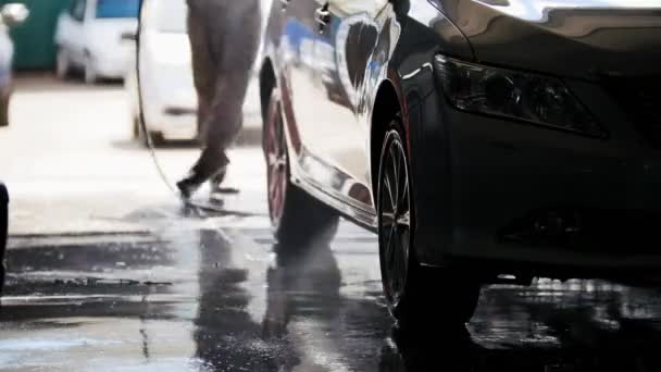 Lavage de voiture professionnel en service automobile
 - Séquence, vidéo