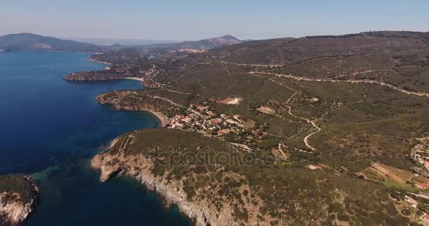 Luchtfoto van een prachtig eiland Elba met haar prachtige paradijselijke zee in Toscane, Italië, 4k - Video