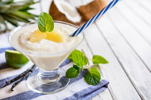 Ananász és kókusz tejet smoothie - Fotó, kép