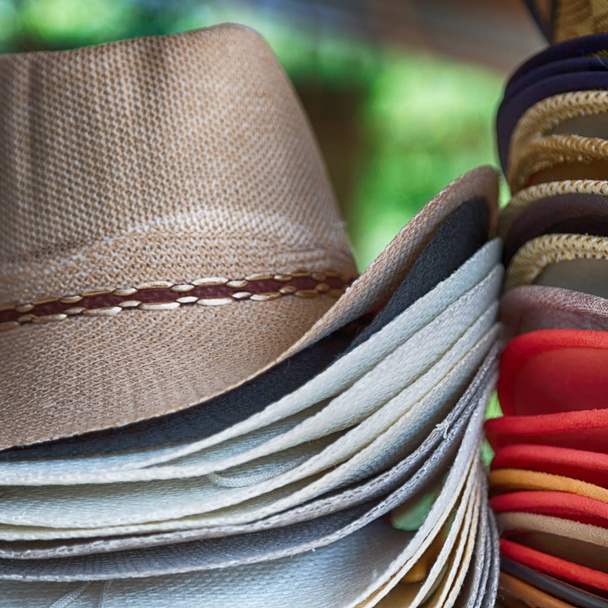   lotes de moda chapéus trandy em um mercado
 - Foto, Imagem