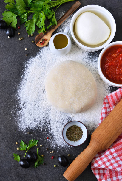 ピザの材料: 生地、トマトソース、モッツァレラチーズ、バジル.  - 写真・画像