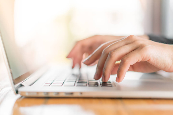 Close-up van het bedrijfsleven vrouw hand typen op laptop toetsenbord - Foto, afbeelding