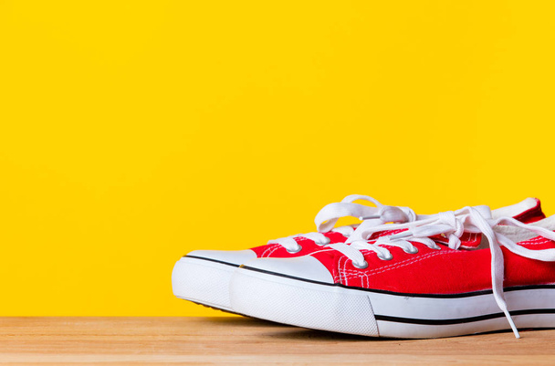 zapatos de goma deportivos rojos
 - Foto, Imagen