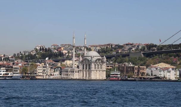 Мечеть Ортакой у Стамбулі. - Фото, зображення