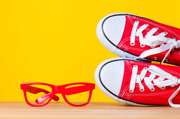 rouge chaussures de sport et lunettes de vue
 - Photo, image