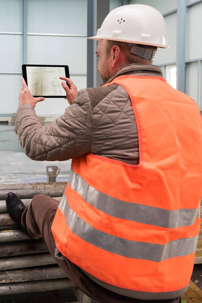 Superviseur de construction avec tablette numérique sur place
 - Photo, image