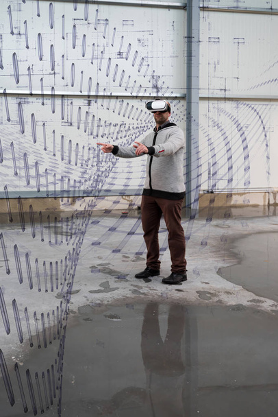 Architecte avec visière VR explorant l'environnement du bâtiment industriel
 - Photo, image