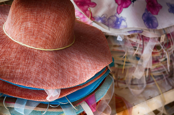   veel mode trendy hoeden in een markt - Foto, afbeelding
