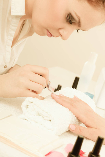 Woman in beauty salon getting manicure done. - Foto, Bild