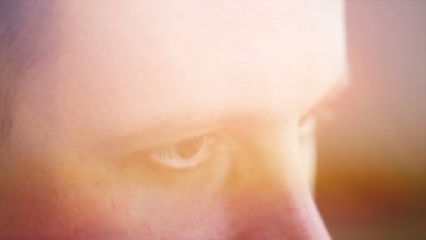 egy fiatal férfi keres, hogy az oldalon, egy számítógép hatása barna szeme - Felvétel, videó