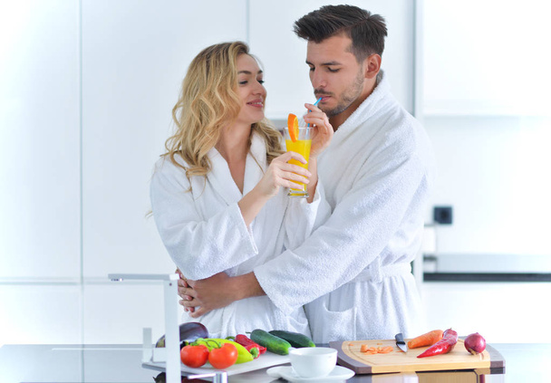 Happy couple cooking breakfast together  - Foto, Imagen
