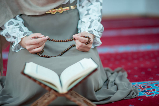 muslim woman praying in mosque - Zdjęcie, obraz