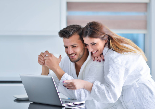 couple in the kitchen using a laptop - Foto, imagen