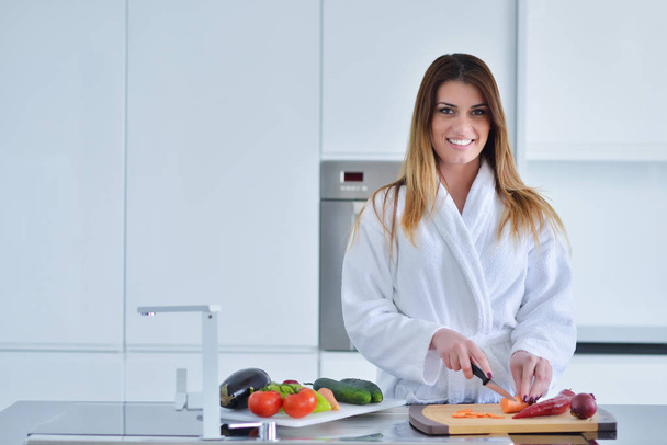 Beautiful smiling woman in kitchen - Foto, imagen