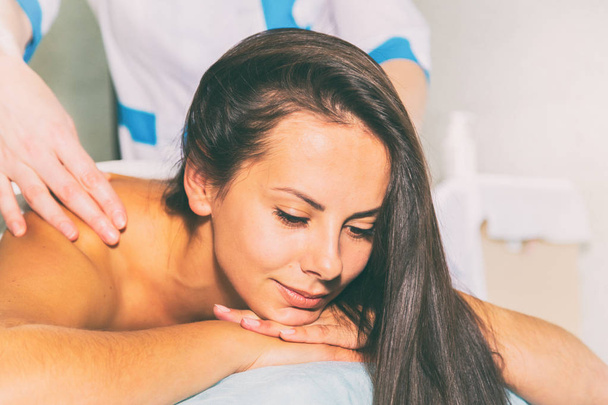 masaje en el salón de spa
 - Foto, imagen