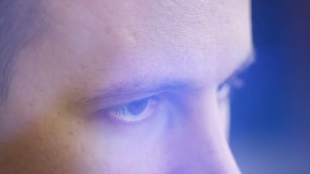a young man with brown eyes looking to the side ,a computer effect - Záběry, video