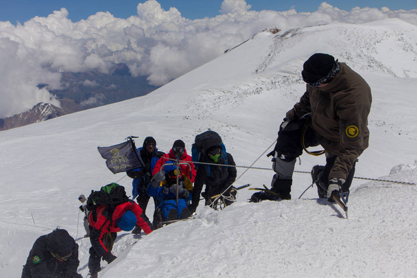 2014 07 Mount Elbrus, Russia: Single man climbs Mount Elbrus - Foto, Imagem