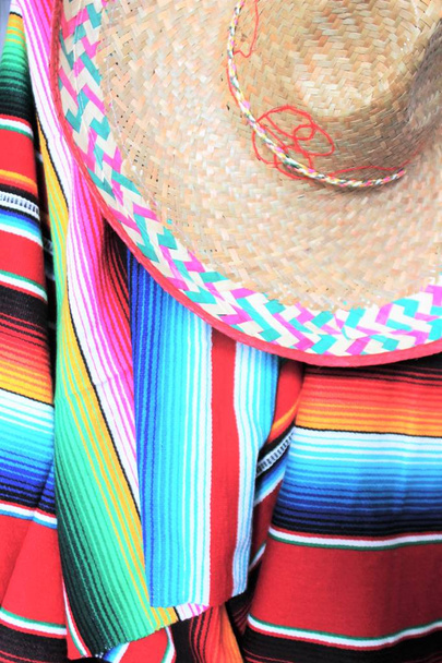 poncho serape fondo mexicano cinco de mayo fiesta madera copia espacio
 - Foto, imagen