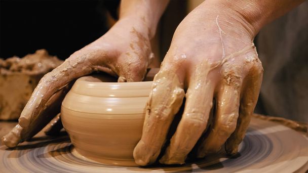 Potter is het maken van klei pot op het wiel van de pottenbakkers - Foto, afbeelding