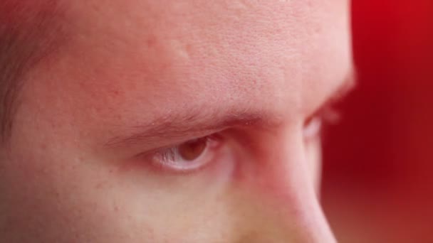 genç bir adam kahverengi gözlü tarafına bir bilgisayar efekti arıyorsunuz - Video, Çekim