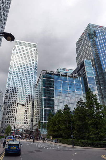 LONDON, ENGLAND - kesäkuu 17 2016: Yritysten rakentaminen ja pilvenpiirtäjä Canary Wharfissa, Lontoossa, Englannissa
 - Valokuva, kuva