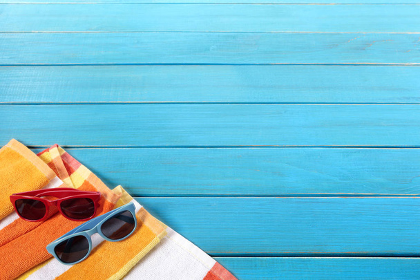 Borda de fundo de praia com decks de madeira azul
 - Foto, Imagem