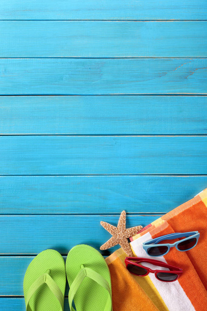 Пляжна сцена з синьою дерев'яною палубою
 - Фото, зображення